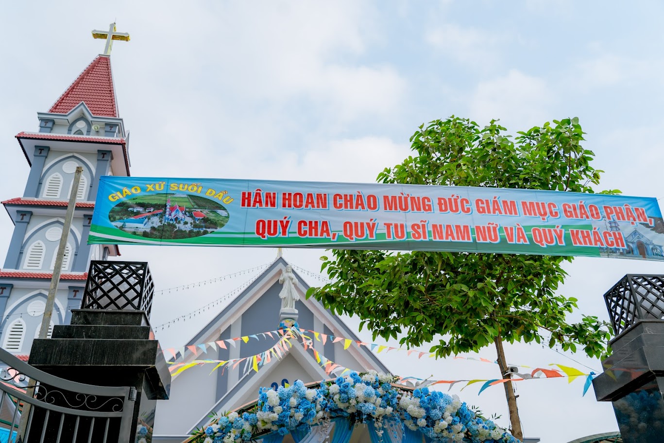 Cung hiến nhà thờ Suối Dầu